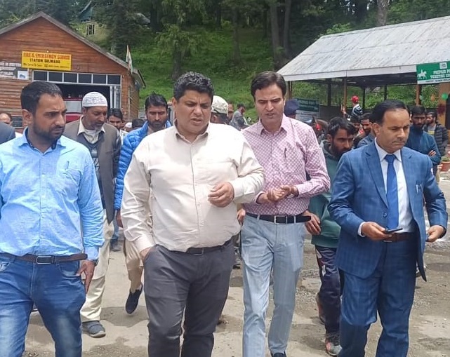 Tourism Secy inaugurates Pre paid counter for pony services in Gulmarg