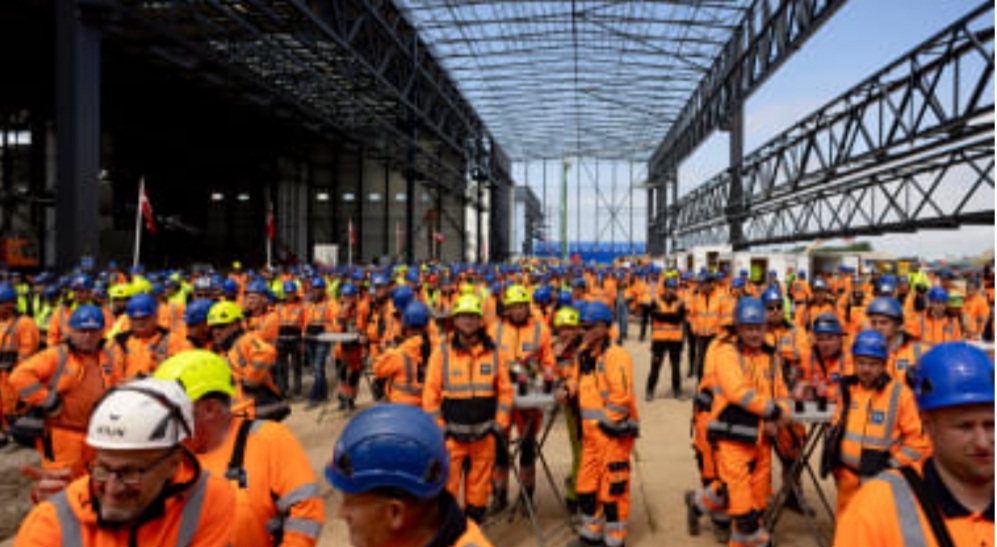 The roof of the first production hall where the tunnel sections will be built in Denmark was completed on June 8, 2022.
Femern A/S