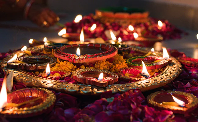 Kashmir's Deepamala Resonates with Diwali Tradition
