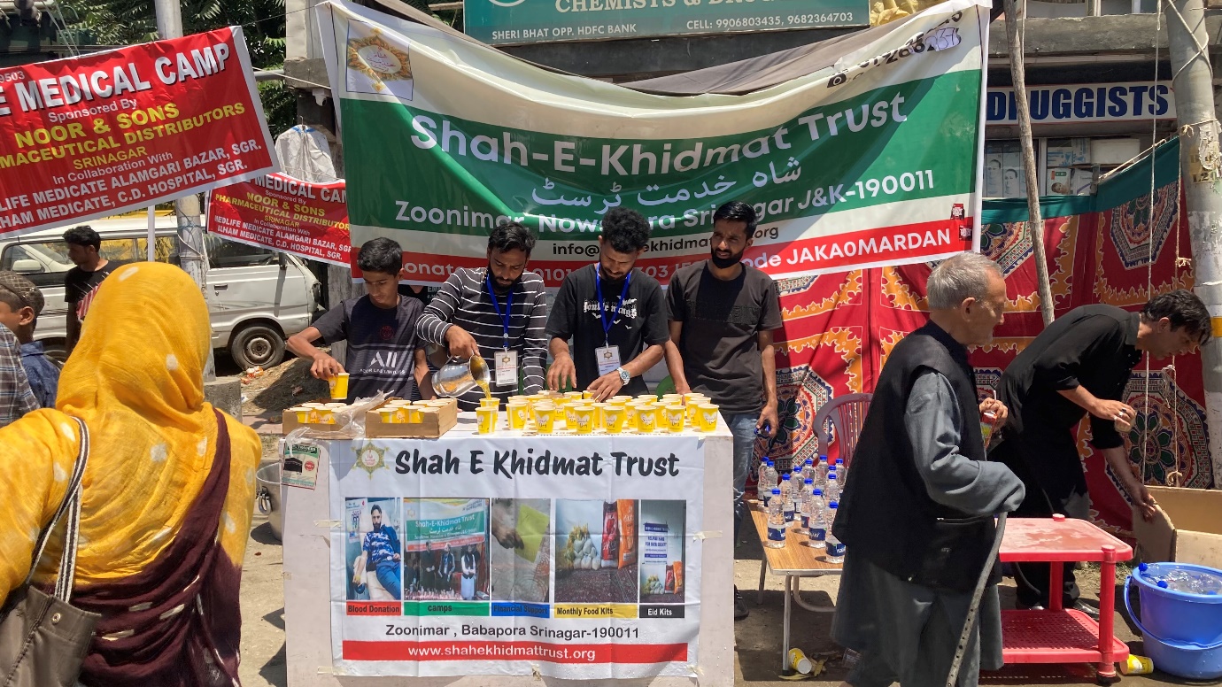 Shah-E-Khidmat Trust Hosts Refreshment Camp at Alamgari Bazar