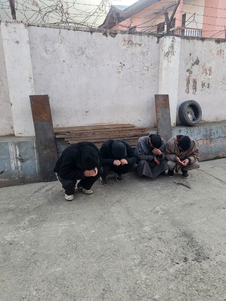 Four arrested for theft of iron plates from Pindobal bridge site